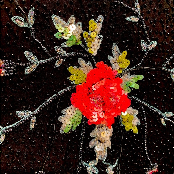 Cache dress with beautiful sequence details. - Picture 6 of 8